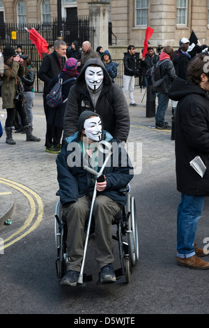 Die Demonstranten versammeln sich in der Downing Street, London Am 30. März 2013, um gegen die neu eingeführten Schlafzimmer steuern. Stockfoto