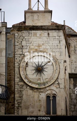 Clocktower mit mittelalterlichen Sonnenuhr Eisentor in den Völkern Platz Narodni Trg, Old Town, Split, Dalmatien, Kroatien, Europa Stockfoto
