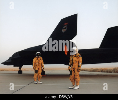 Die Lockheed SR-71A Blackbird-Flugbesatzung bereitet sich auf eine schnelle Aufklärungsmission vor. Die SR-71A war ein strategisches Aufklärungsflugzeug, das von der US Air Force während des Kalten Krieges für die Sammlung von hochschnellen Nachrichtendiensten eingesetzt wurde. Stockfoto