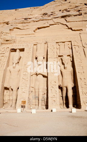 Drei Statuen des Pharao Ramesses II und Königin Nefertari außerhalb der Tempel der Hathor und Nefertari an Abu Simbel, Ägypten Stockfoto