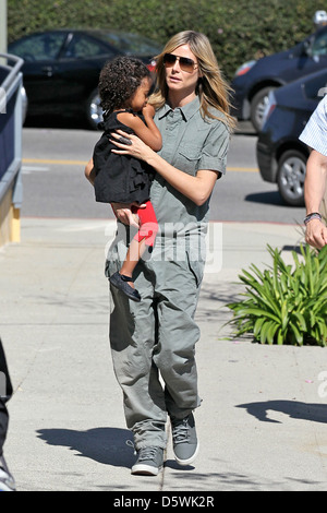 Heidi Klum und Tochter Lou Sulola gelten zusammen als zum Karate-Klasse in Brentwood, Los Angeles, Kalifornien lädt- Stockfoto