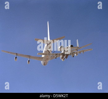 Boeing KC-135 "Luftbetankung" tankt eine Fairchild Republik YA-10 "Thunderbolt II" Stockfoto