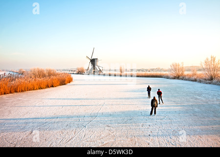 Eislaufen am Kinderdijk in den Niederlanden Stockfoto