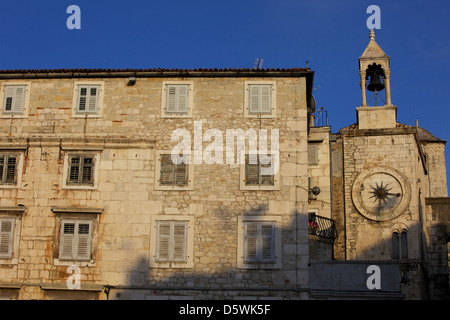 Clocktower mit mittelalterlichen Sonnenuhr Eisentor in den Völkern Platz Narodni Trg, Old Town, Split, Dalmatien, Kroatien, Europa Stockfoto