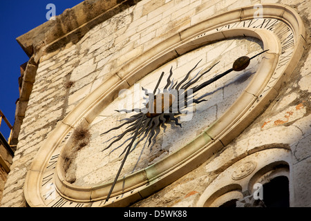 Clocktower mit mittelalterlichen Sonnenuhr im Völker Square Narodni Trg, Old Town, Split, Dalmatien, Kroatien, Europa Stockfoto