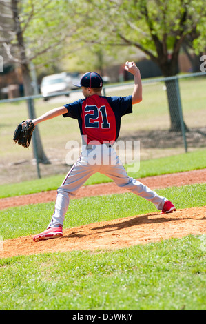 Teen junge Baseballspieler in der Mitte einen Stellplatz. Stockfoto