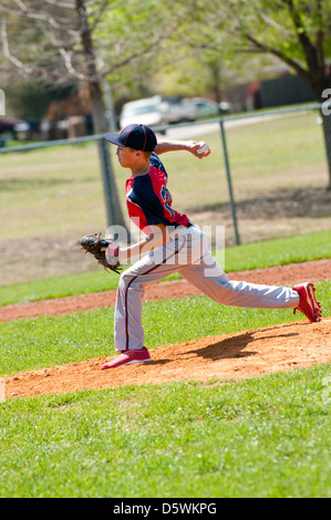 Teen Baseballspieler in der Mitte werfen Stockfoto