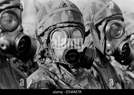 Britische Soldaten mit ABC Schutzausrüstung geschult für einen Gasangriff während einer Übung. Stockfoto