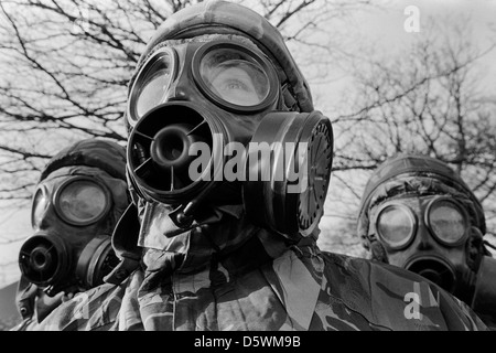 Britische Soldaten mit ABC Schutzausrüstung geschult für einen Gasangriff während einer Übung. Stockfoto