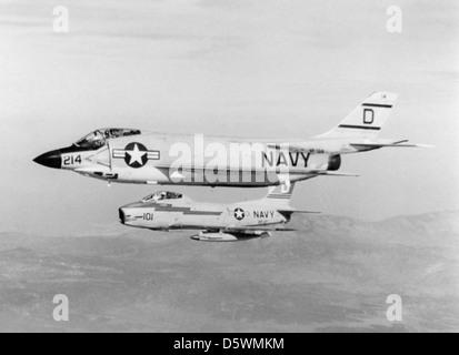 McDonnell F3H-2N "Dämon" der FS VF-124 "Moonshiners" und FJ-3 "Fury" von VF-121 "Friedensstifter", 1957. Stockfoto