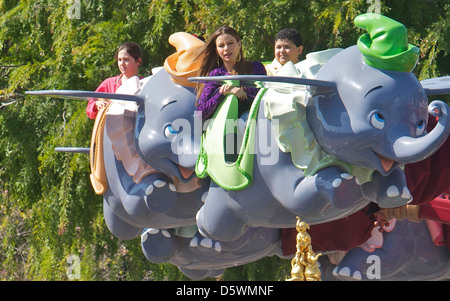 Sofia Vergara, Rico Rodriguez die Besetzung von "Modern Family" Film an Originalschauplätzen in Disneyland Anaheim, Kalifornien - 02.03.12 Stockfoto