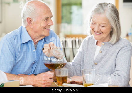 Älteres Ehepaar mit Tee zusammen drinnen Stockfoto