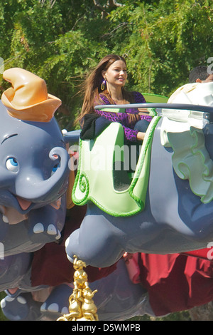 Sofia Vergara, Rico Rodriguez die Besetzung von "Modern Family" Film an Originalschauplätzen in Disneyland Anaheim, Kalifornien - 02.03.12 Stockfoto