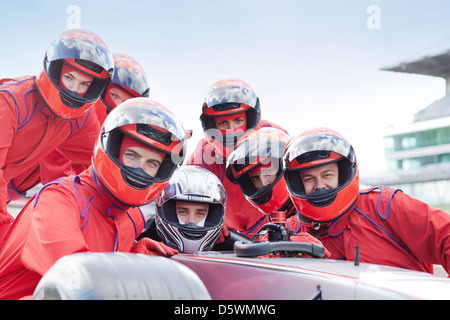 Auto-Rennteam beim Boxenstopp Stockfoto