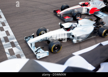 Rennwagen auf die Ziellinie auf dem richtigen Weg Stockfoto