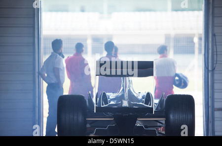 Racing Team arbeitet beim Boxenstopp Stockfoto