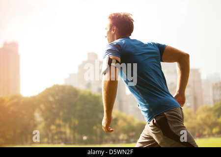 Mann läuft im Stadtpark Stockfoto