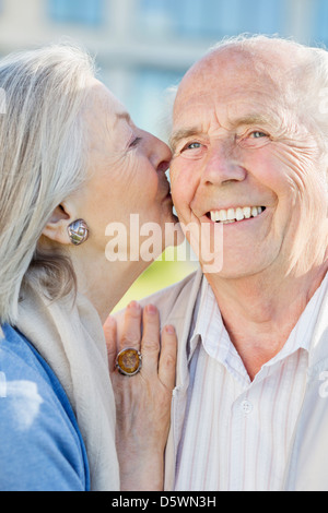 Älteres Ehepaar im freien küssen Lächeln Stockfoto
