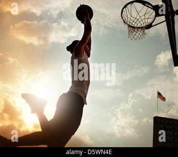 Mann am Court Basketball dunking Stockfoto