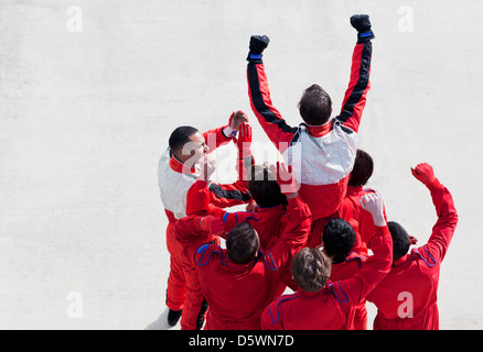 Racer und Team jubeln auf dem richtigen Weg Stockfoto