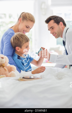 Arzt und Sohn Asthma-Inhalator Stockfoto