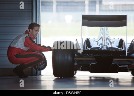 Mechaniker arbeiten an Rennwagen in garage Stockfoto