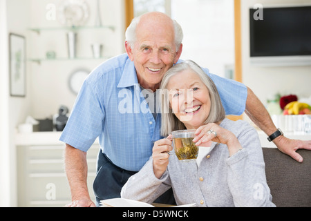 Älteres Ehepaar lächelnd in Küche Stockfoto