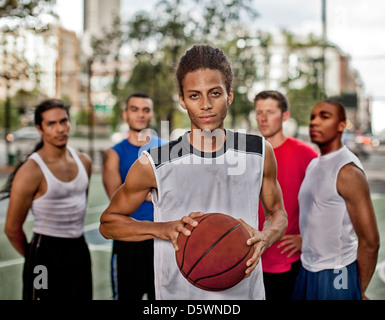 Männer stehen auf Basketballplatz Stockfoto