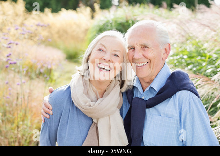 Älteres Ehepaar umarmt im freien Stockfoto