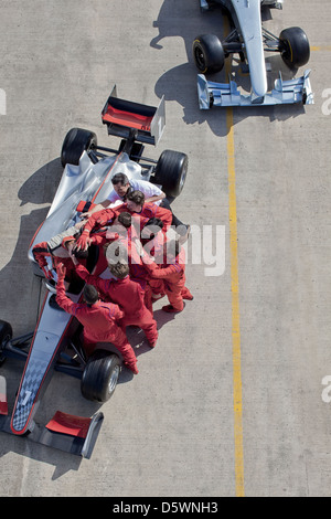 Race-Team rund um Racer auf dem richtigen Weg Stockfoto