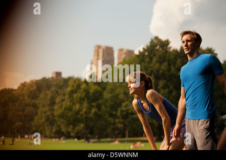 Paar ruhen im Stadtpark Stockfoto