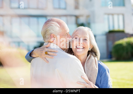 Älteres Ehepaar umarmt im freien Stockfoto
