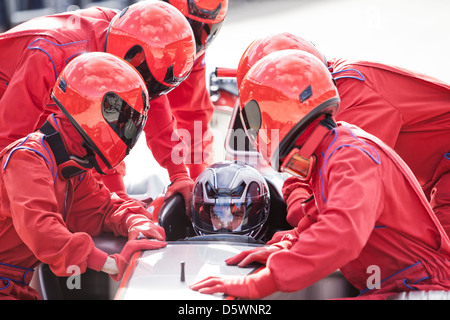 Racing Team arbeitet beim Boxenstopp Stockfoto