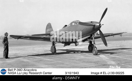 Die Bell P-39D Airacobra war ein Kampfflugzeug aus dem Zweiten Weltkrieg, das von den Vereinigten Staaten und mehreren alliierten Nationen eingesetzt wurde und für seine einzigartige Anordnung und Bewaffnung bekannt war. Stockfoto