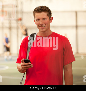 Mann auf Basketballplatz Stockfoto