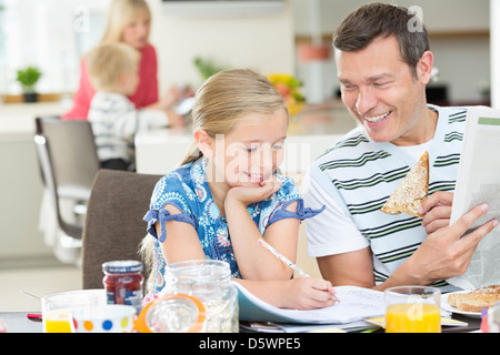 Vater und Tochter beim Frühstück Stockfoto