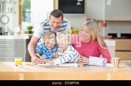 Familie zusammen am Tisch Färbung Stockfoto