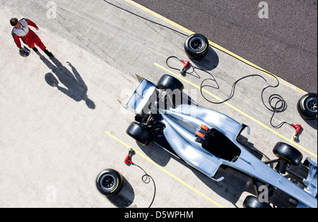 Racer zu Fuß zu Auto in Pit stop Stockfoto