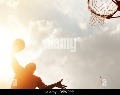 Mann am Court Basketball dunking Stockfoto