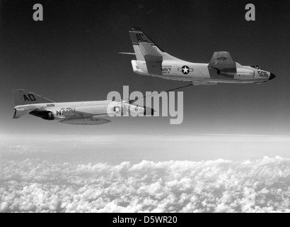 Ein Douglas A3D-2 Skywarrior von VAH-9 „Hoot Owls“ betankt einen McDonnell F4H-1F Phantom II der VF-101 „Grim Reapers“ während des Projektes LANA im Jahr 1961. Diese Operation beinhaltete Luftbetankung zwischen Navy-Flugzeugen, um Reichweite und Ausdauer der Mission zu verbessern. Stockfoto