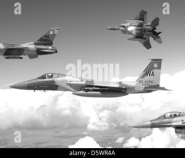 McDonnell Douglas f-15 "Adler" und f-16 "kämpfen Falken" der 64. und 65. Aggressor Squadron an Nellis AFB. Stockfoto