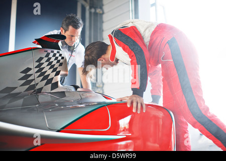 Racing-Team arbeitet an Auto Stockfoto