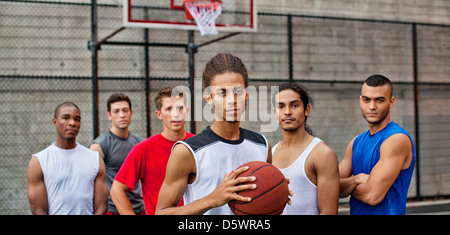 Männer stehen auf Basketballplatz Stockfoto