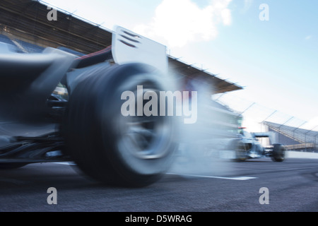 Rennwagen fahren auf Strecke Stockfoto