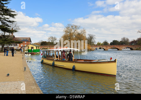 Szene mit Touristen auf einem Sightseeing cruise Boot auf dem Fluss Avon in Stratford-upon-Avon, Warwickshire, England, UK, Großbritannien Stockfoto