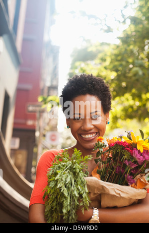 Frau Holding Tasche von Lebensmitteln Stockfoto