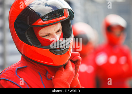 Binden an Helm auf Track Racer Stockfoto