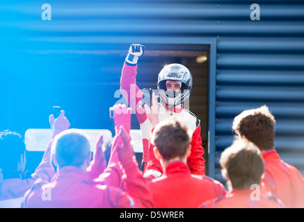 Racer und Team jubeln auf dem richtigen Weg Stockfoto