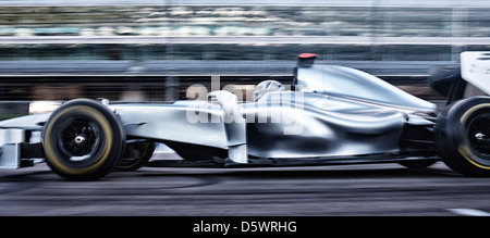 Rennwagen fahren auf Strecke Stockfoto