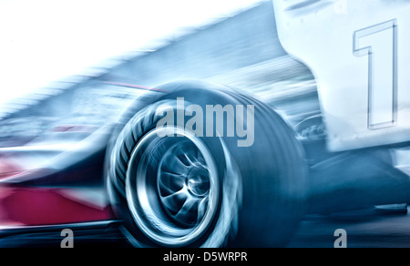 Rennwagen fahren auf Strecke Stockfoto